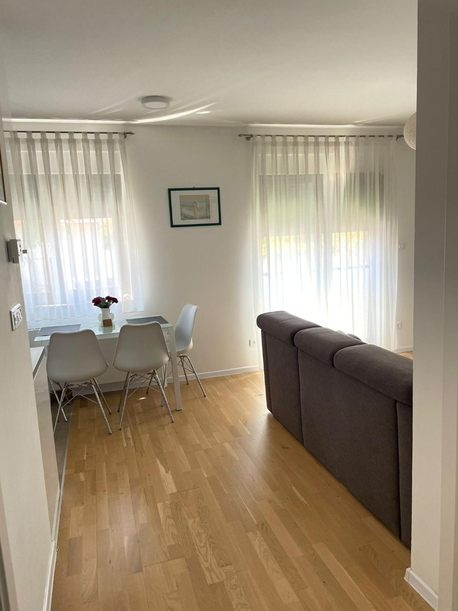 Lucky Place Apartment - Free Private Parking Apartment