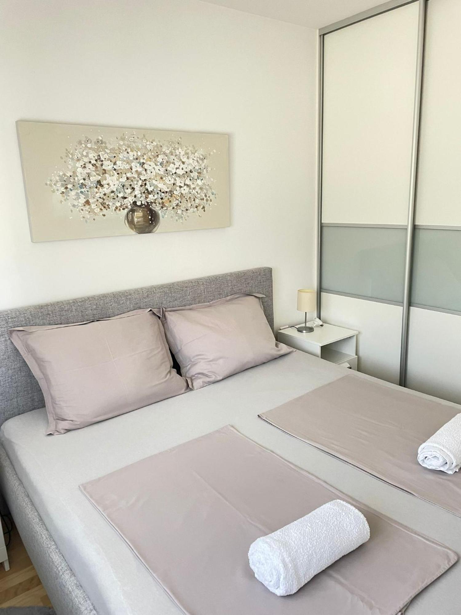 Lucky Place Apartment - Free Private Parking Apartment *